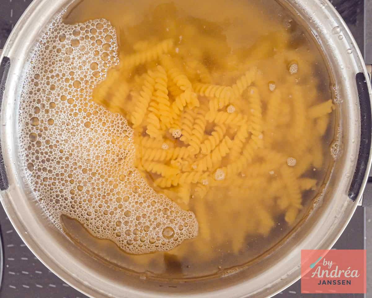 Een pan met fussili pasta
