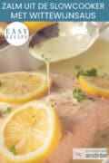 Een deel van een gepocheerde zalm met citroen en peterselie. Wittewijnsaus wordt op de vis geschonken. Een tekst: makkelijk recept, zalm uit de slowcooker met wittewijnsaus
