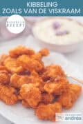 Een deel van een bord met kibbeling. Saus in de achtergrond. Een tekst bovenin: makkelijk recept, kibbeling zoals van de viskraam