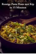 Een pan gevuld met kip met romige pestosaus, fussili, rucola en zongedroogde tomaten. Een tekst: romige pasta pesto met Kip in 15 Minuten