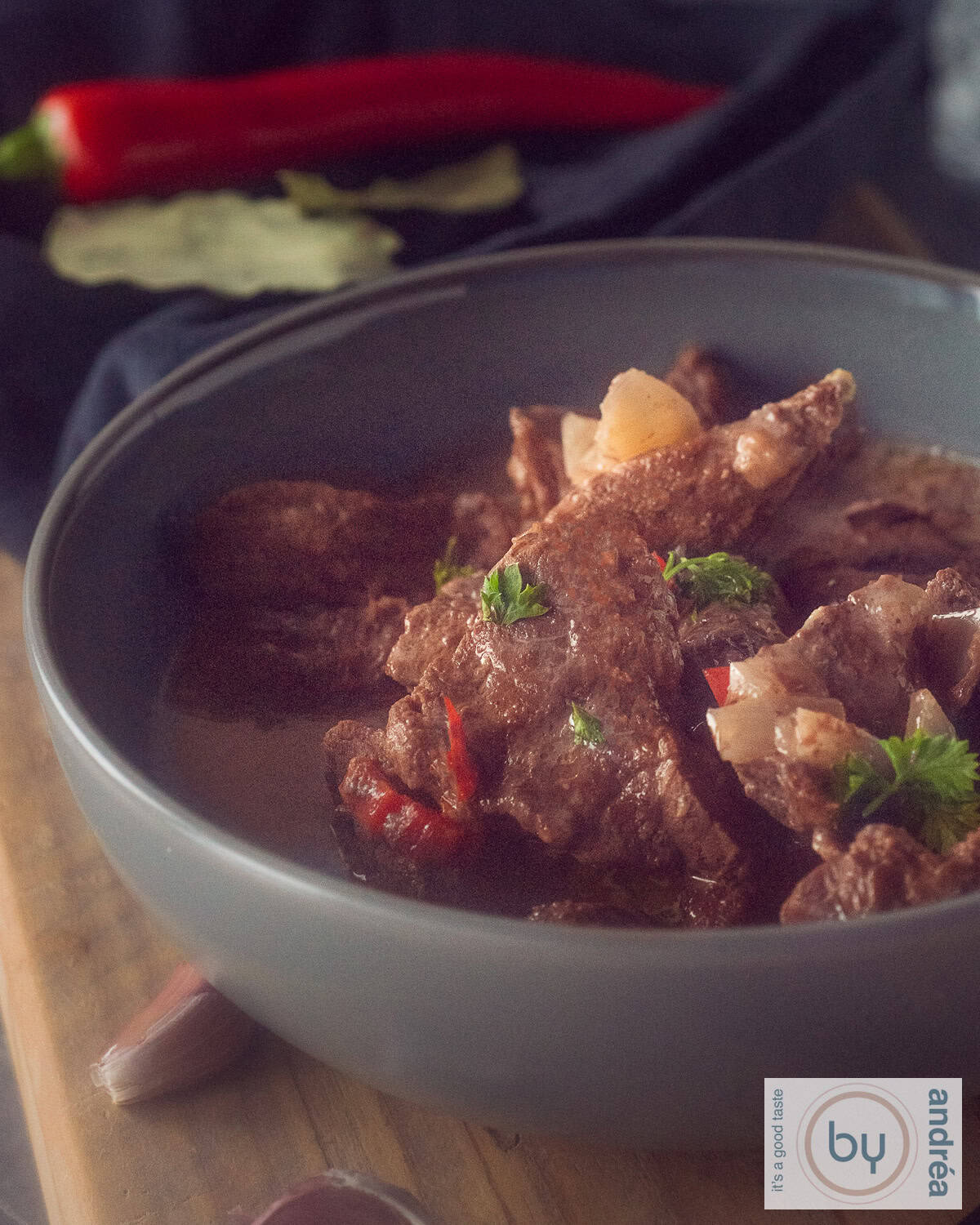 Een hoogtefoto met een grijze schaal gevuld met Beef Trinchado uit de slowcooker