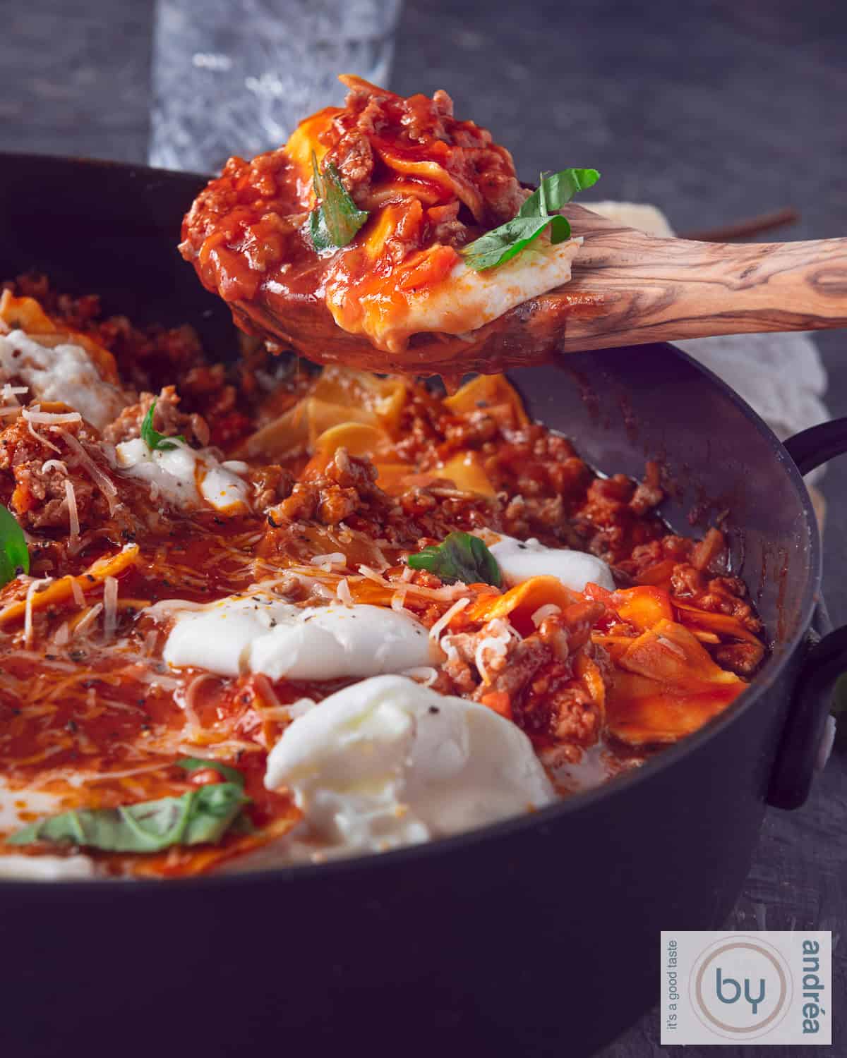 Een deel van een zwarte hapjespan gevuld met lasagnette zonder pakjes en zakjes.