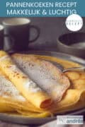 Een donker bord met een stapel pannenkoek met poedersuiker. Een tekst bovenin: pannenkoeken recept makkelijk en luchtig.