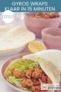 Een wrap gevuld met zelfgemaakte gyros en groenten. Een tekst bovenin: makkelijk recept: gyros wraps, klaar in 15 minuten