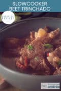 Een grijze schaal met beef trinchado uit de slowcooker. Een tekst bovenin: Slowcooker Beef Trinchado, makkelijk recept