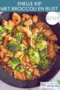 Een deel van een wok van bovenaf gefotografeerd met broccoli en kip. Een tekst bovenin: makkelijk recept, snelle kip met broccoli en rijst.
