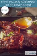 Een deel van een zwart bord met karbonades waarop met een lepel saus wordt geschonken. Tekst bovenin: makkelijk recept, sticky sojasaus karbonades uit de slowcooker