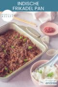Een bakblik met frikadel pan, een kommetje met rijst en een schaaltje met sambal. Bovenin een tekst: makkelijk recept, Indische frikadel pan.