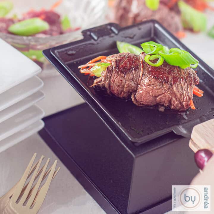 Een gourmetschaaltje gevuld met een biefstuk rolletje dat gevuld is met groenten