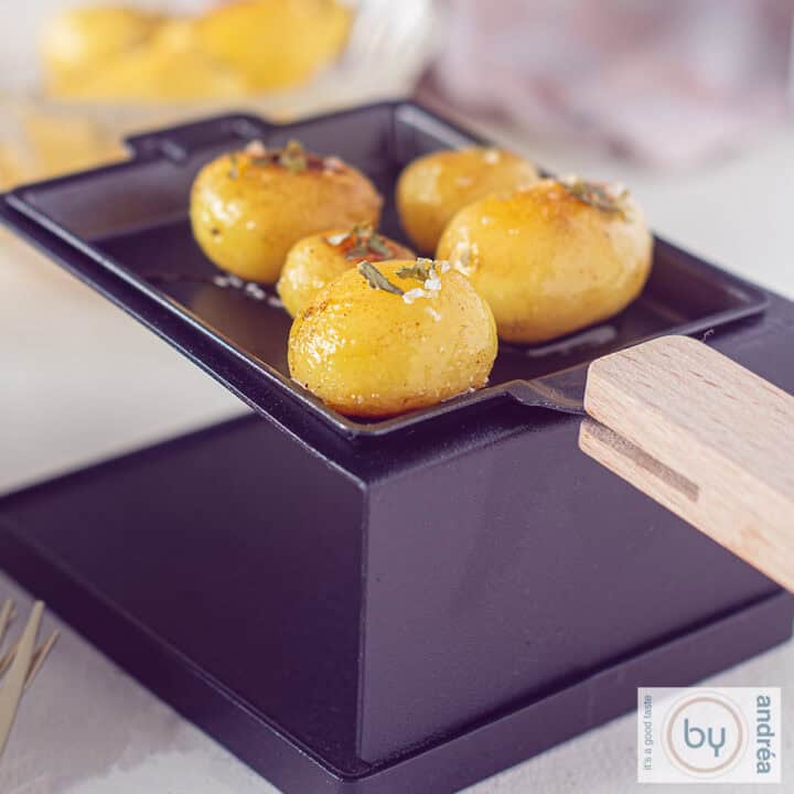 Een vierkante foto van een gourmet schaaltje met gekruide krieltjes