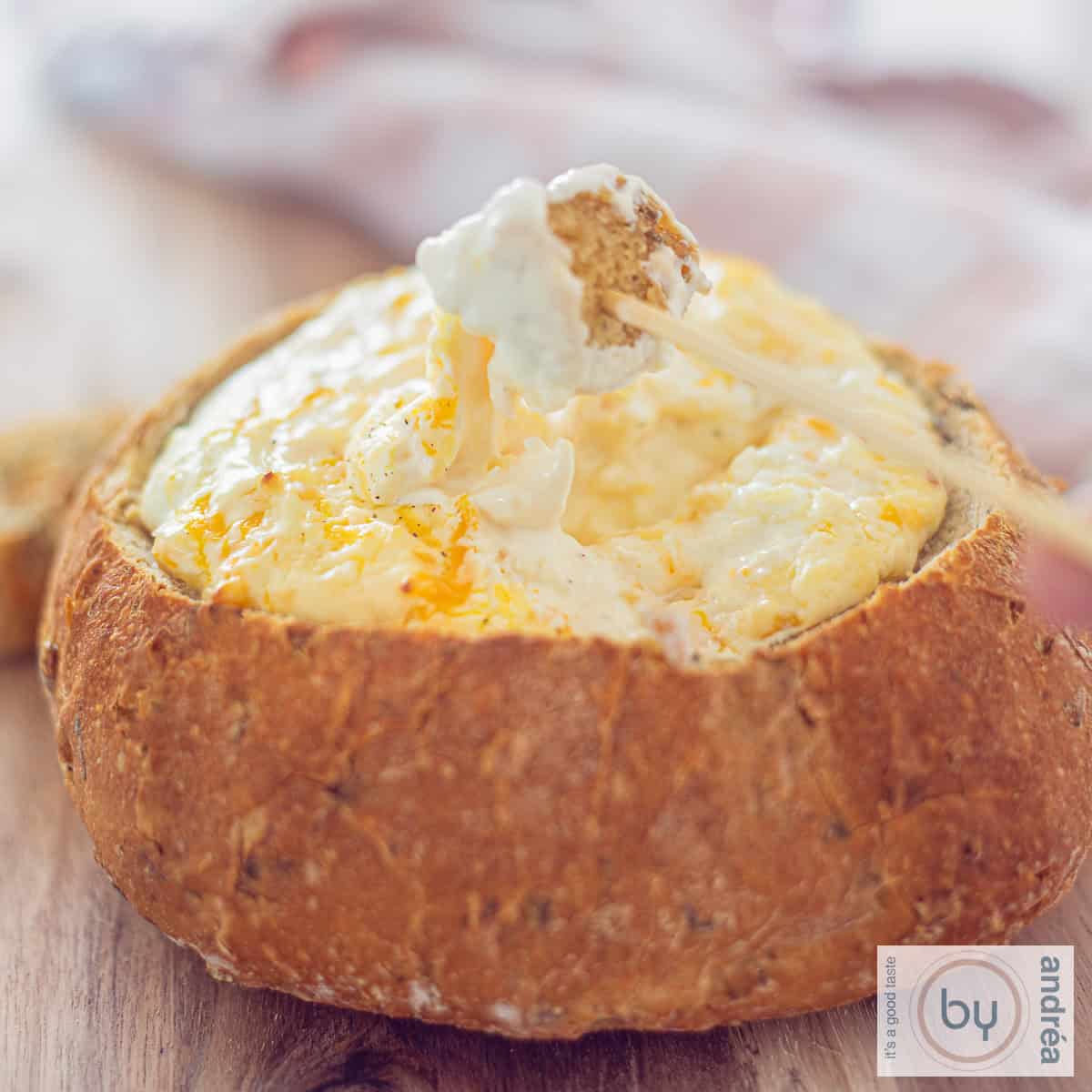 Een uitgehold brood met kaas