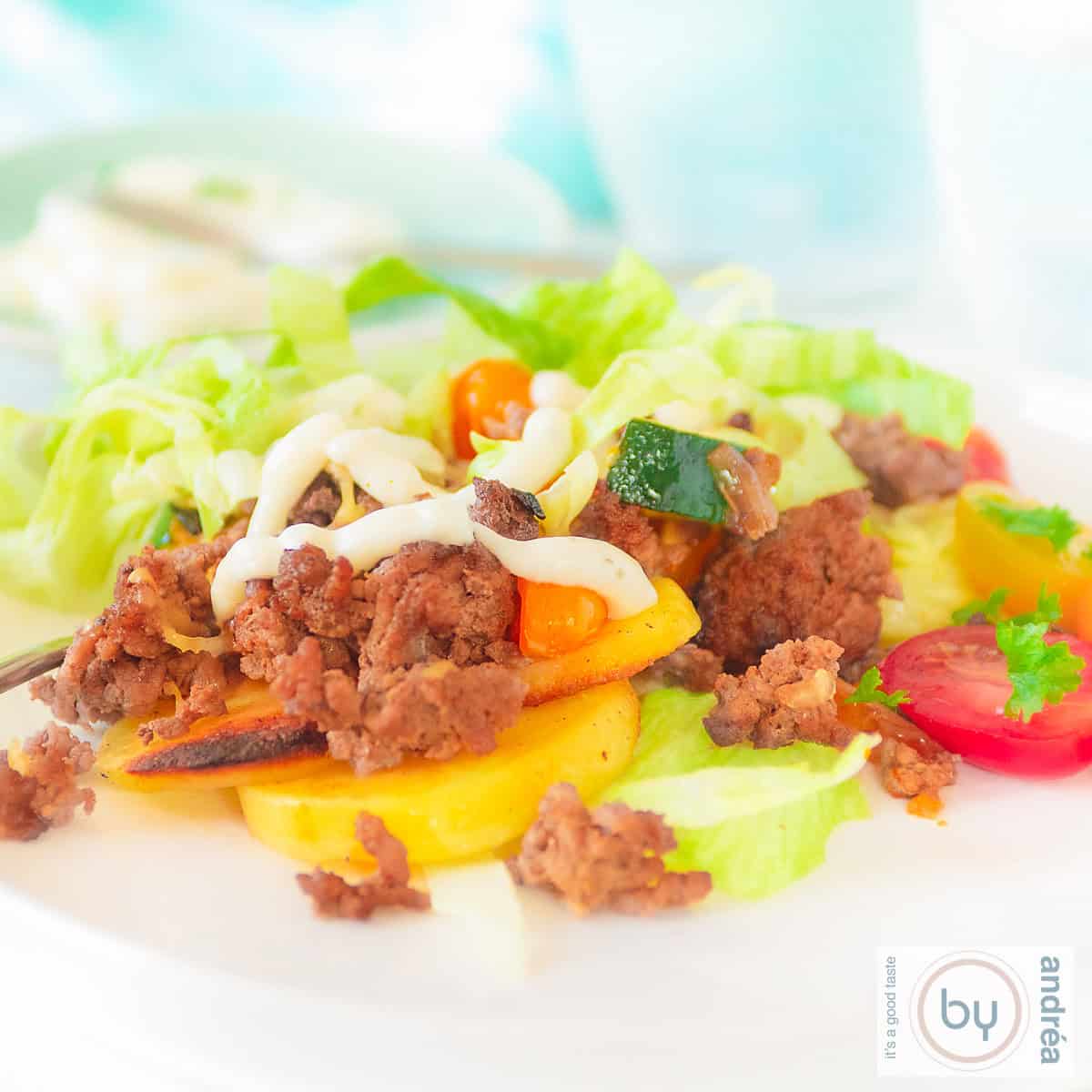 Een vierkante foto met een kapsalon op een wit bord met een gezonde twist