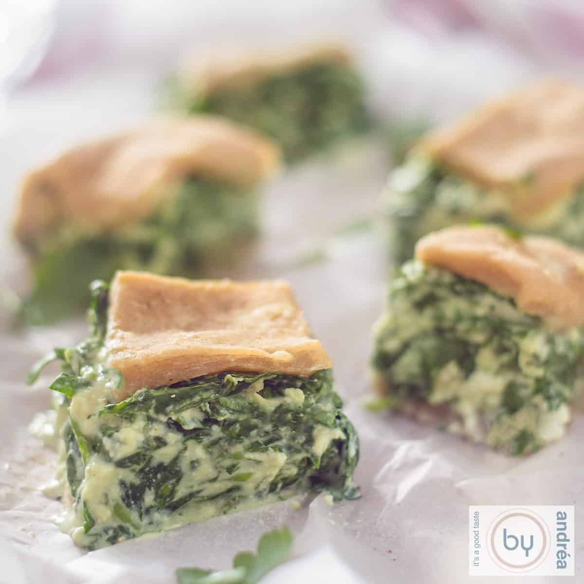 Een vierkante foto met stukjes Katmer pie