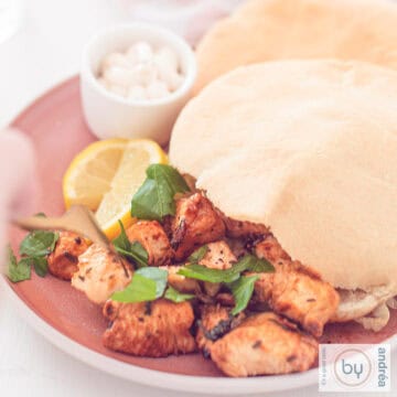 Twee pita broodjes met kip souvlaki gevuld