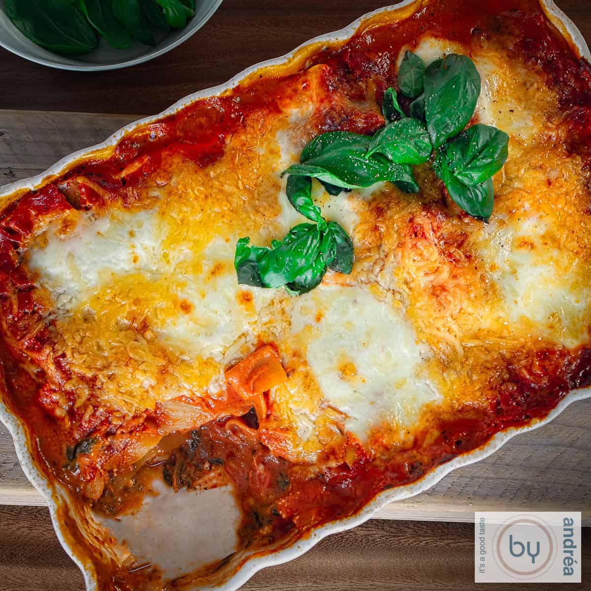 Een vierkante foto met lasagne met gerookte kip en mascarpone op de foto