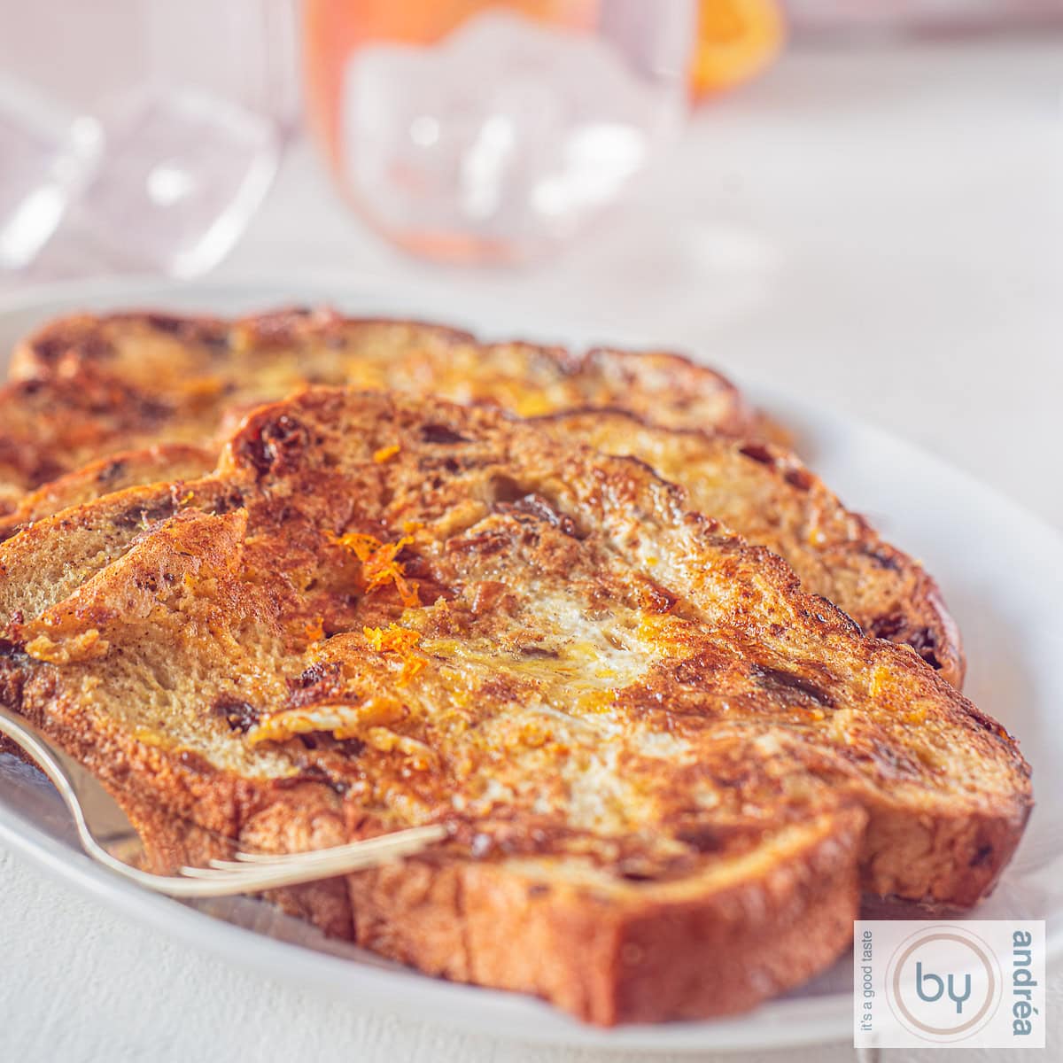 Drie wentelteefjes met sinaasappel op een wit bord