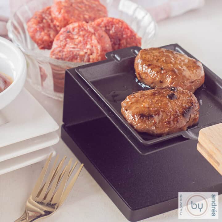 Vierkante foto met mini hamburgers gaar in een gourmet pannetje