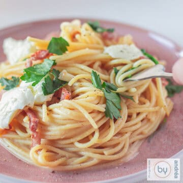 Een vierkante foto met een spaghetti, miso, bacon en meer