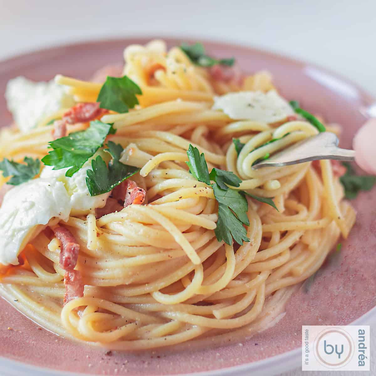 Een vierkante foto met een spaghetti, miso, bacon en meer