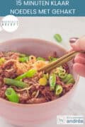 Een deel van roze kom met boontjes, noedels en gehakt in een heerlijke saus. Een tekst bovenin: makkelijk recept 15 minuten klaar, noedels met gehakt.