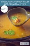 Een slowcooker gevuld met groentesoep met balletjes. Een tekst bovenin: makkelijk recept, slowcooker groentesoep met gehaktballetjes