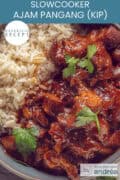 Half kip, ajam pangang, half rijst in een grijze schaal. Een tekst bovenin: makkelijk recept, slowcooker ajam pangang (kip)