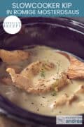 Een slowcooker met kip en mosterd roomsaus en tijm. Een tekst bovenin: makkelijk recept, slowcooker kip in romige mosterdsaus