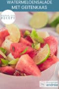 Een deel van een roze kom met watermeloen, geitenkaas, nootjes en limoen. Een tekst bovenin: Makkelijk recept, watermeloensalade met geitenkaas