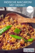 Een deel van een pan met Indonesische stijl macaroni met groenten en gehakt. Een tekst bovenin: makkelijk recept, Indische Macaroni met gehakt