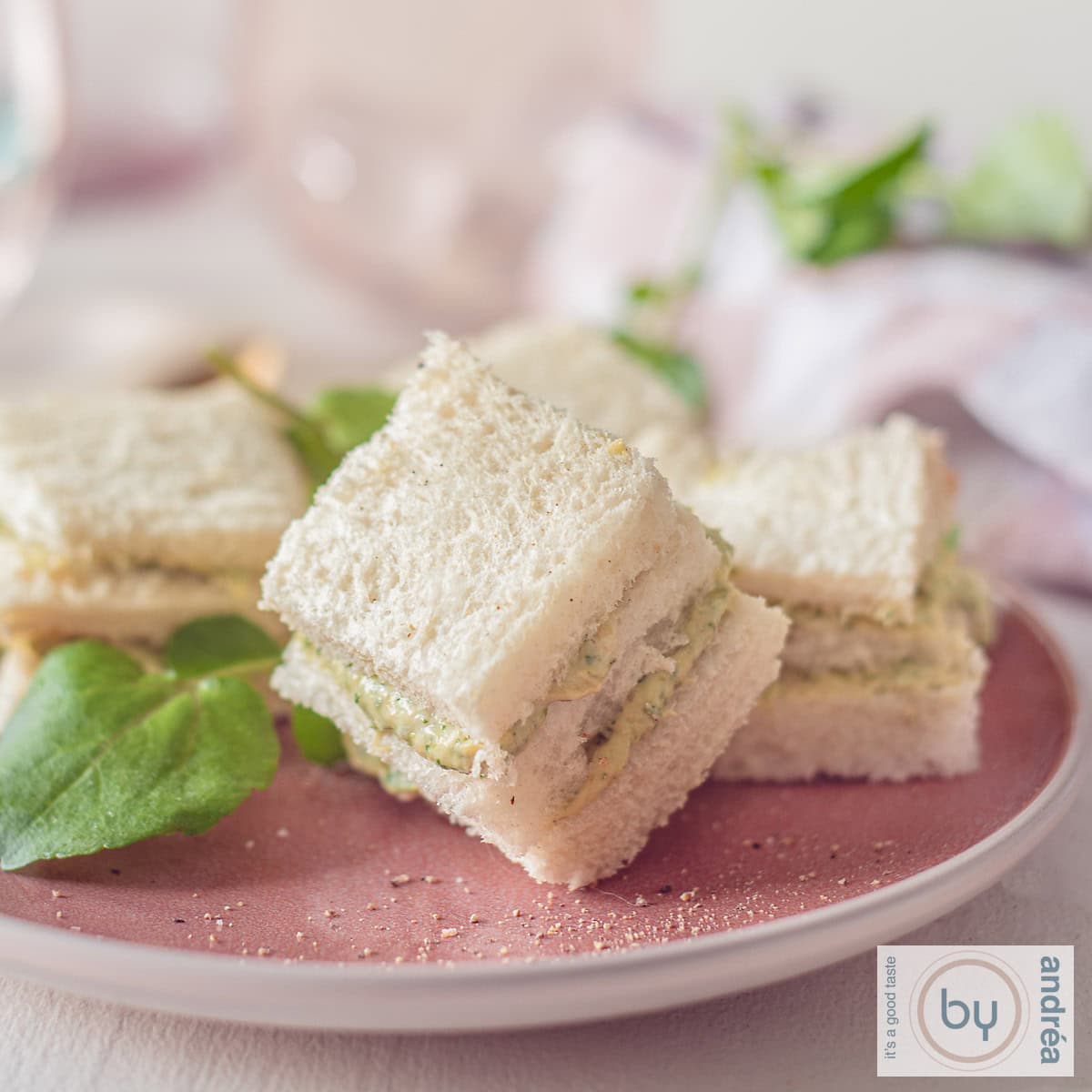 Sandiwches met gerookte zalm en waterkers op een roze bord