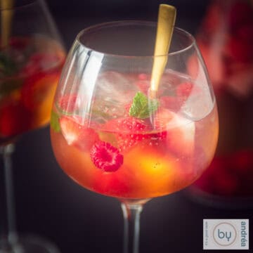 Een glas met Sangria met Licor 43 en vers fruit