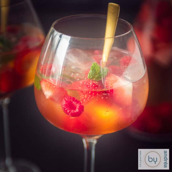 Een glas met Sangria met Licor 43 en vers fruit
