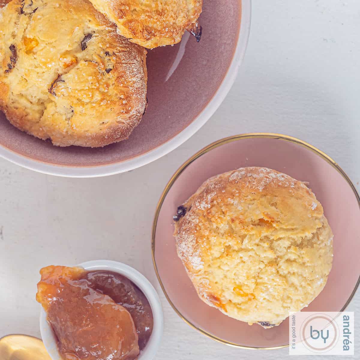 Vierkante foto met scones met sinaasappel en sinaasappeljam