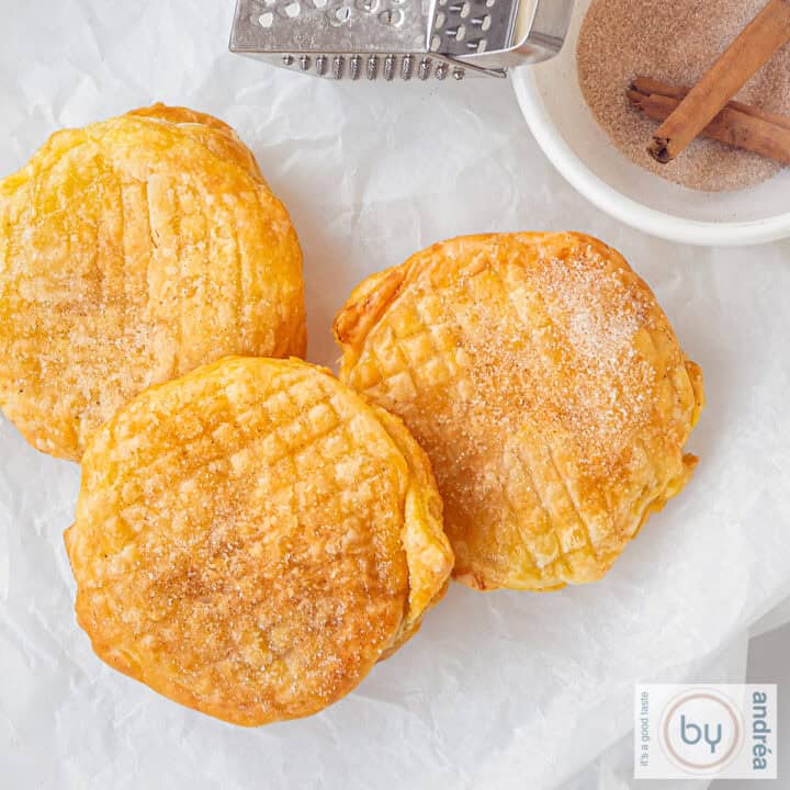Drie appelbeignets in bladerdeeg op een bakpapier