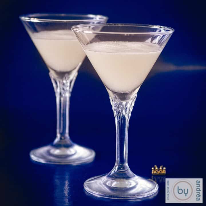 Een vierkante foto met twee cocktail glazen met sour sherry cocktails