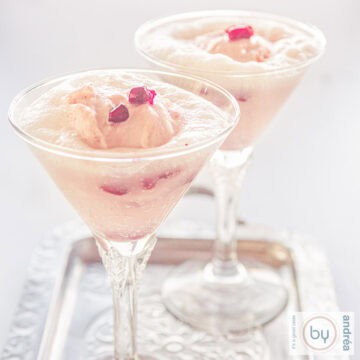 Een vierkante foto van een spoom met granaatappel yoghurt ijs