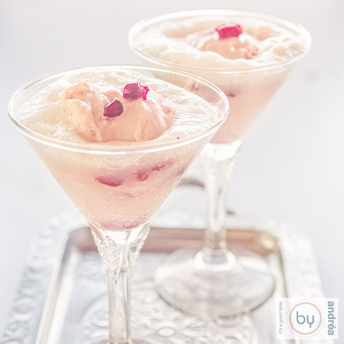 Een vierkante foto van een spoom met granaatappel yoghurt ijs