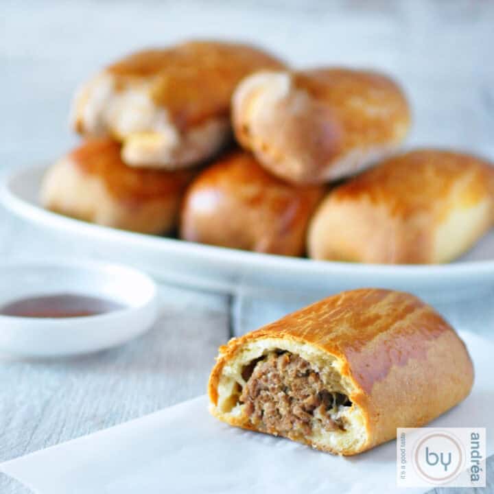 Een vierkante foto met Brabantse worstenbroodjes.