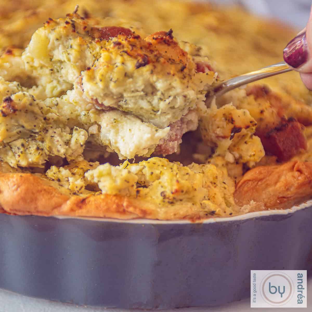 Een vierkante foto met een bloemkool broccoli quiche in een grijze schaal