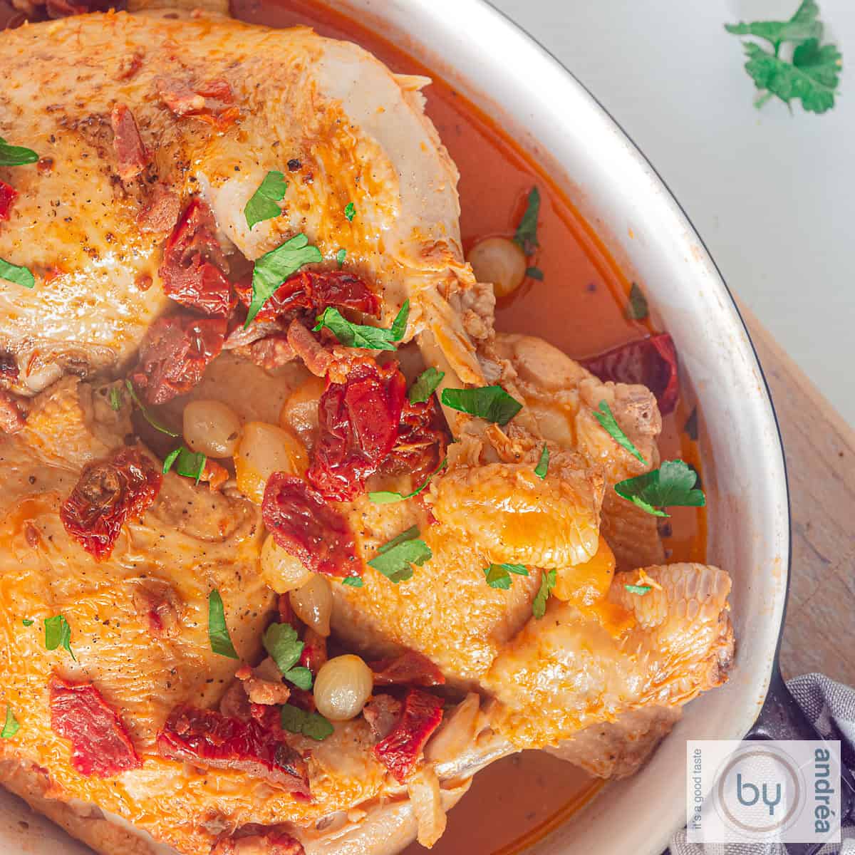 Een vierkante foto met coq au vin blanc