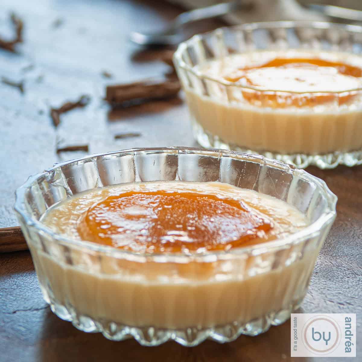 Een vierkante foto met twee glazen schaaltjes met crema catalana