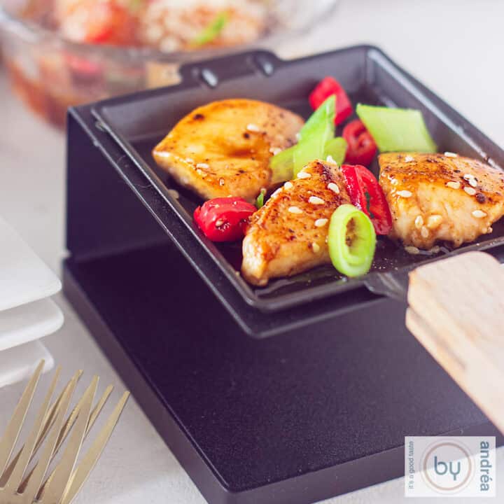 Een vierkante foto van kip in sojasaus in een gourmet pannetje