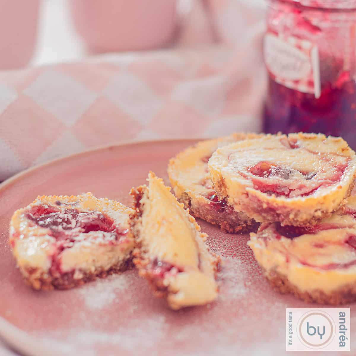 Een vierkante foto met mini cheesecakes met bosvruchten