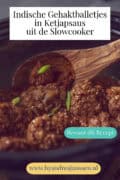 Een deel van een slowcooker gevuld met Indische gehaktballetjes. Een tekst: indische gehaktballetjes in ketjapsaus uit de slowcooker