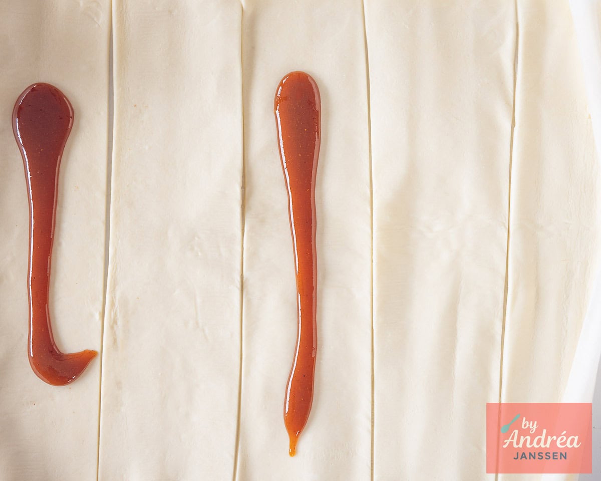 Bladerdeeg in repen gesneden met curry erop.