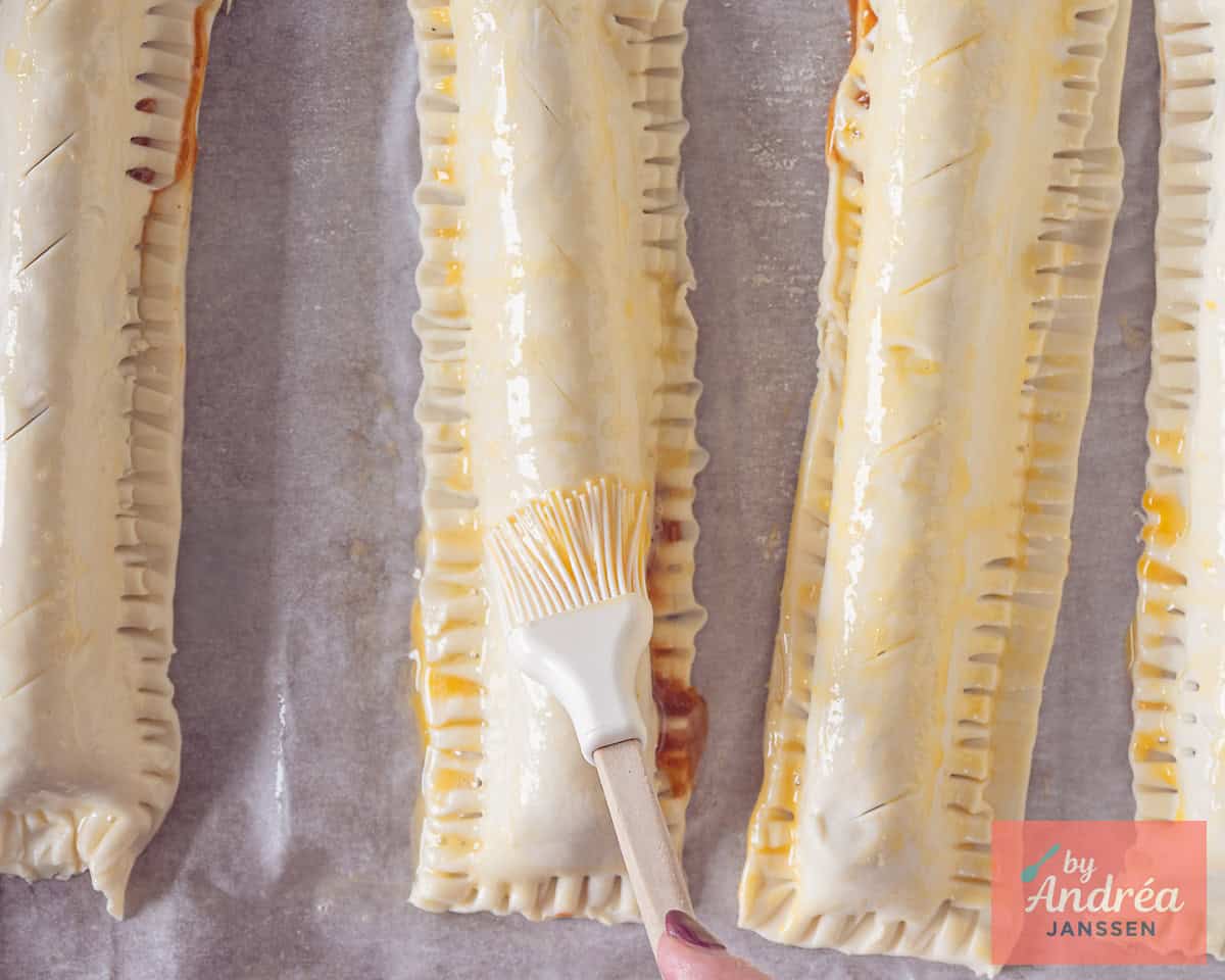 De bovenkant met ei bestrijken.