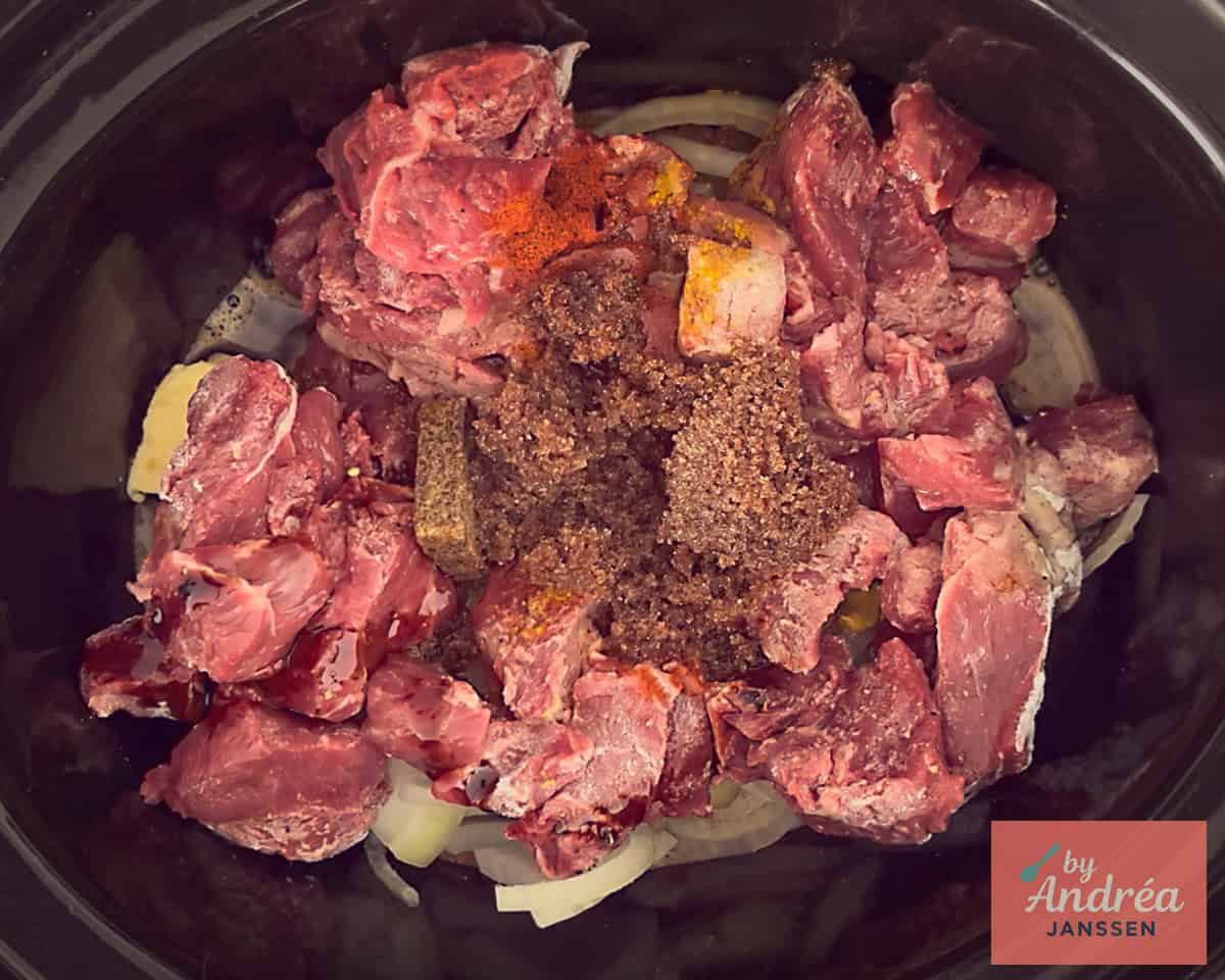Uien, vlees, knoflook en andere smaakmakers in de slowcooker
