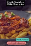 Een deel van een grijs bord met frietje stoofvlees. Een tekst bovenin: Patatje stoofvlees uit de slowcooker