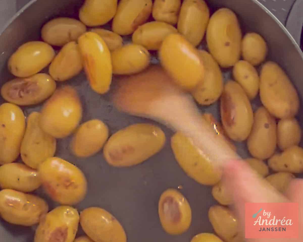 Bonne Femme met Krieltjes in een pan