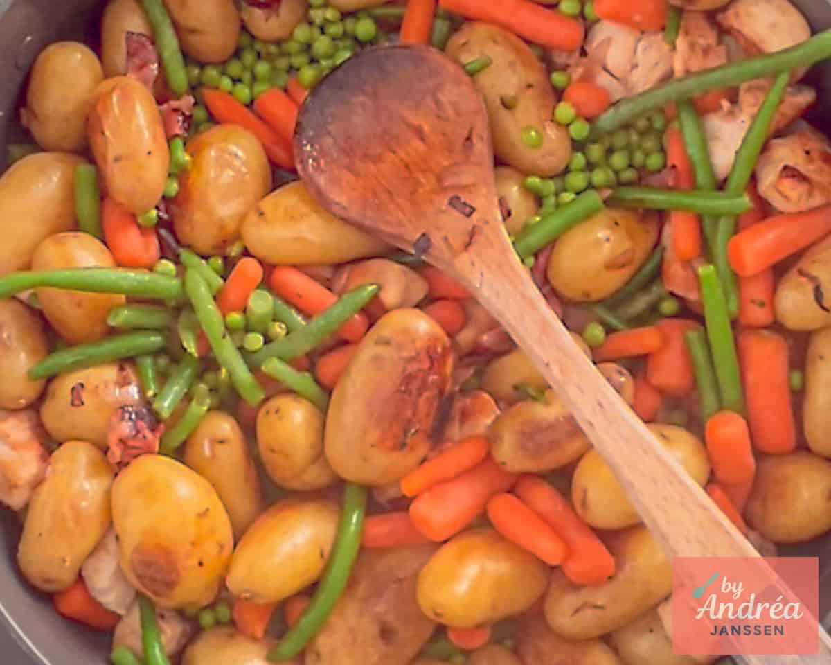 Bonne Femme met Krieltjes en kip maken in een pan met groenten